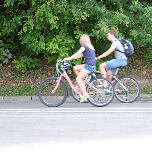 公園に乗るバイクの人々 — ストック写真