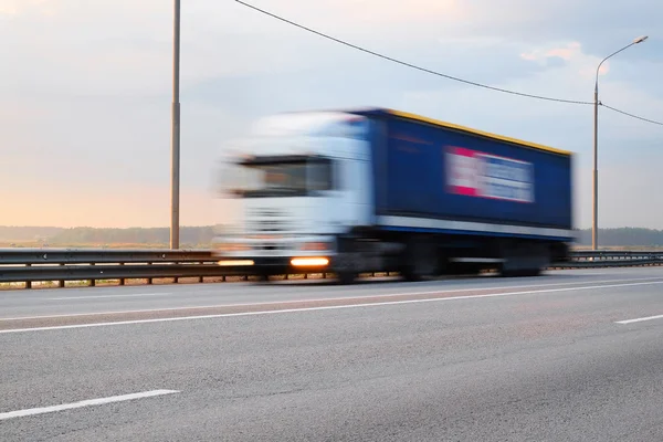 Caminhão em movimento — Fotografia de Stock