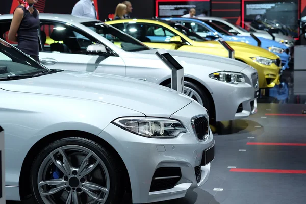 Coches en una sala de exposición — Foto de Stock