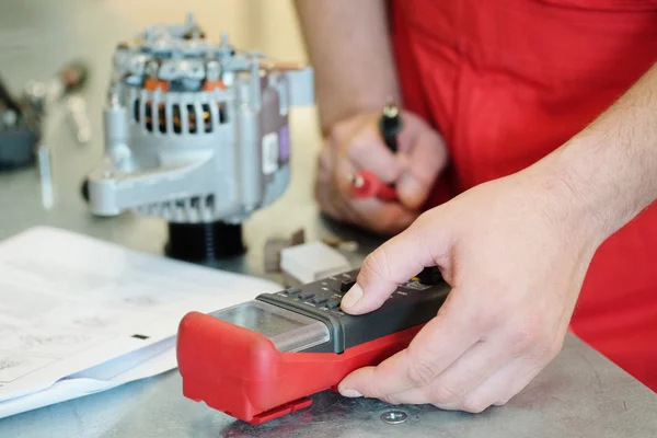 Hands of mechanic — Stock Photo, Image