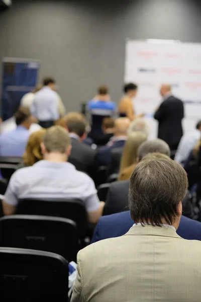 Publiek in een conferentiezaal — Stockfoto