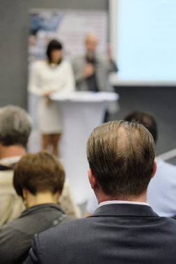Seyirciler arasında bir konferans salonu
