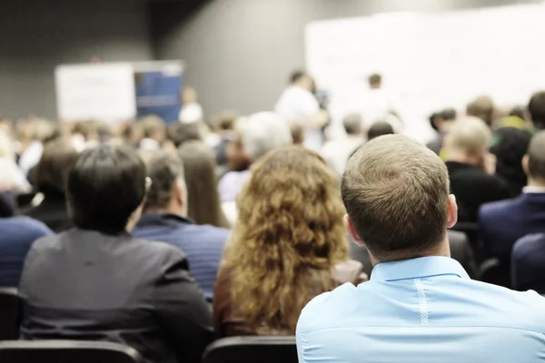 Publiek in een conferentiezaal — Stockfoto