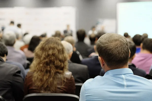 Publiek in een conferentiezaal — Stockfoto