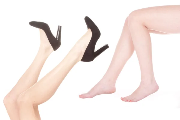 Pies y pies desnudos en zapatos —  Fotos de Stock