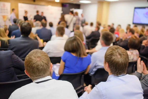 Audience listens — Stock Photo, Image