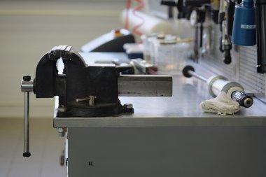 Yardımcısı tezgah üzerinde