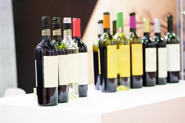 Garrafas de vinho em um balcão — Fotografia de Stock