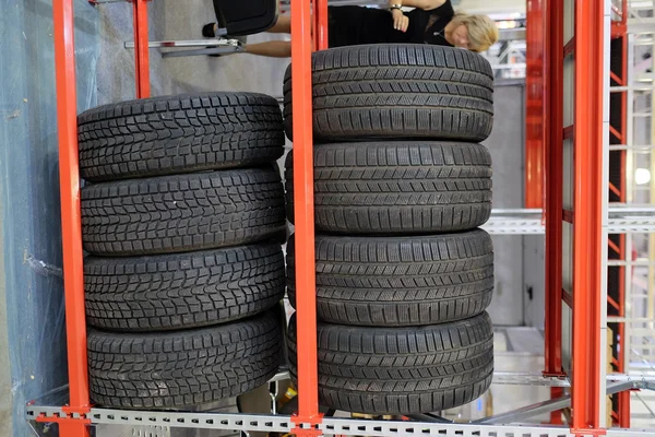 Auto wielen staat op de planken in het magazijn — Stockfoto