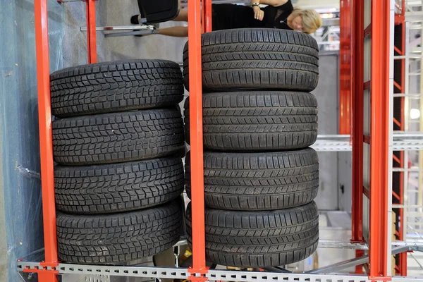 Autoräder stehen in den Regalen im Lager — Stockfoto