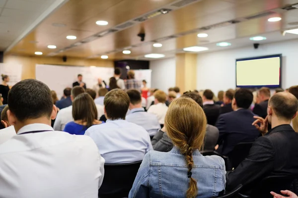 Publiek luistert naar het acteren — Stockfoto