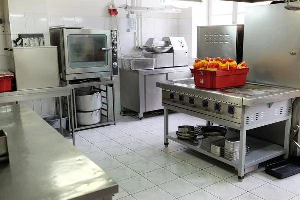 Kitchen in a restaurant — Stock Photo, Image