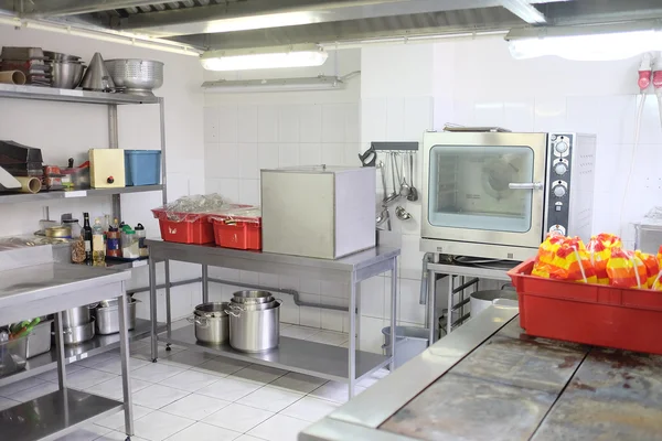 Kitchen in a restaurant — Stock Photo, Image