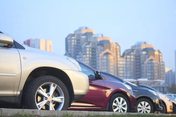 Autos auf einem Parkplatz — Stockfoto