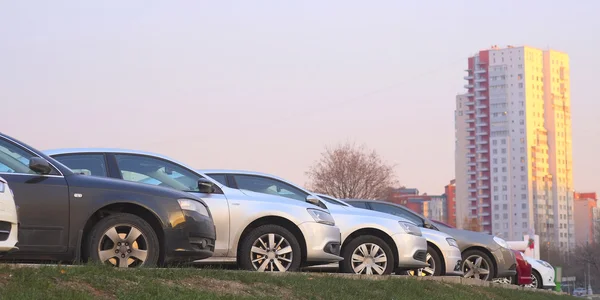 Autos auf einem Parkplatz — Stockfoto