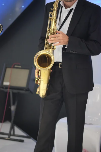 Homme avec un saxophone — Photo