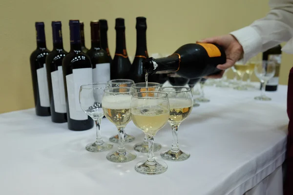 Flasche und Weingläser — Stockfoto