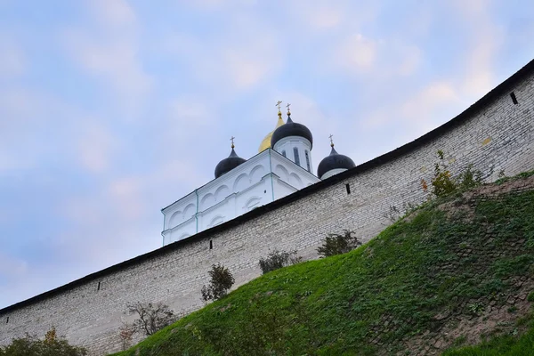 Pskov क्रेमलिन आणि त्रिनिटी ऑर्थोडॉक्स कॅथेड्रल — स्टॉक फोटो, इमेज