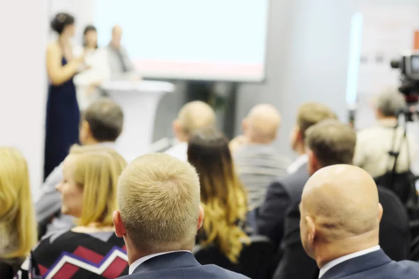 Das Publikum lauscht dem Schauspiel — Stockfoto