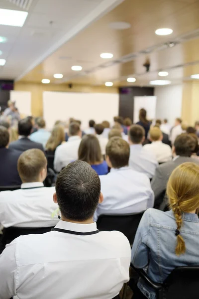 Il pubblico ascolta la recitazione — Foto Stock