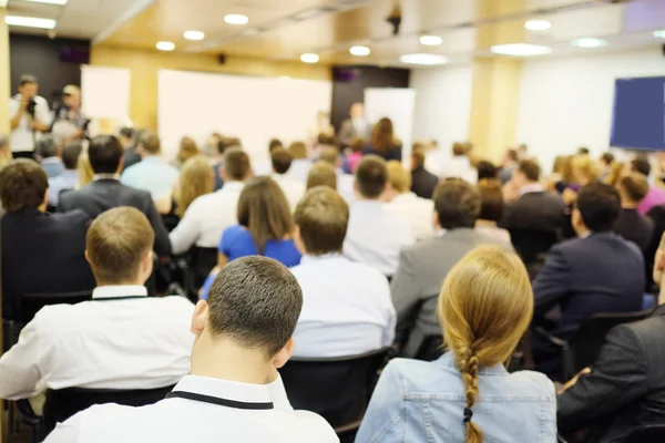 Il pubblico ascolta la recitazione — Foto Stock