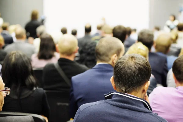 Il pubblico ascolta la recitazione — Foto Stock