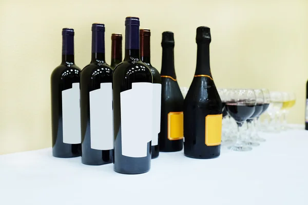 Garrafa e copos de vinho — Fotografia de Stock