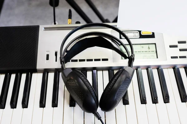 Synthesizer and headphones — Stock Photo, Image