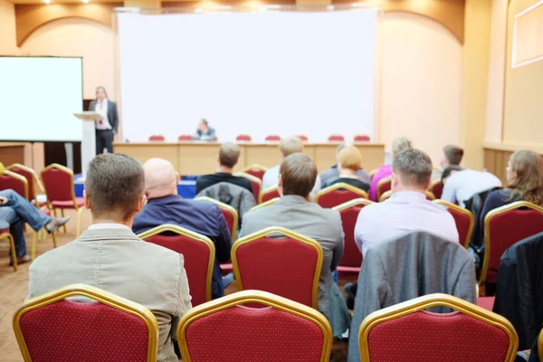 Audience listens to the acting — Stock Photo, Image