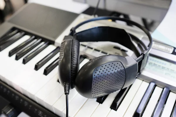 Synthesizer and headphones — Stock Photo, Image