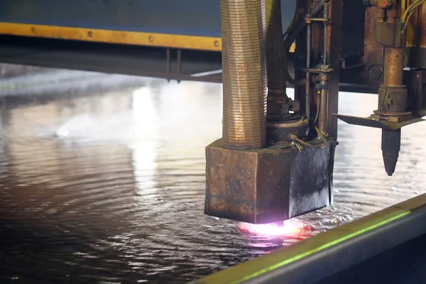 Maszyny do cięcia laserem metalu w wodzie — Zdjęcie stockowe