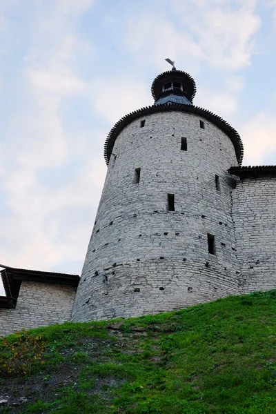 Parede com torre em Pskov — Fotografia de Stock
