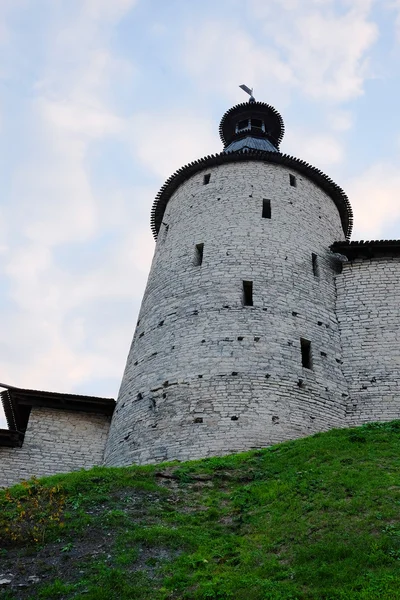 Wall with tower in Pskov — Stock Photo, Image