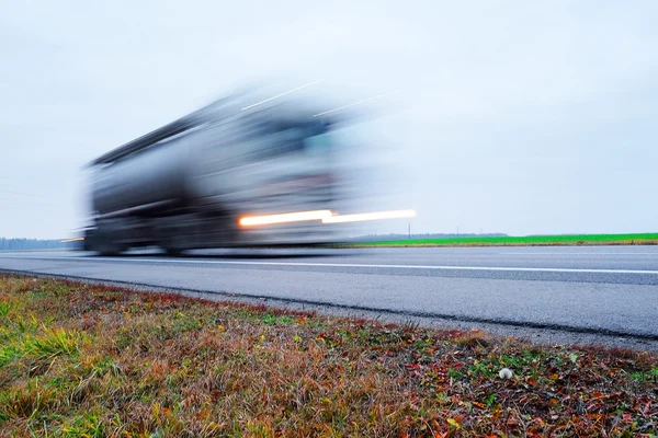 LKW auf Autobahn — Stockfoto