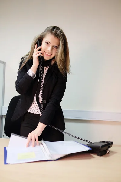 Jong meisje secretaris — Stockfoto