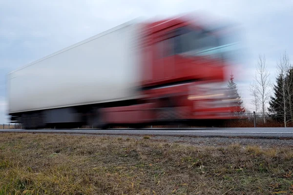 Camión en una carretera —  Fotos de Stock