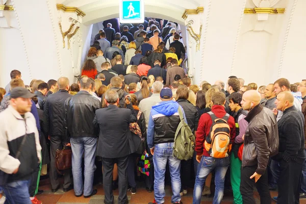 Menigte van passagiers in de metro — Stockfoto