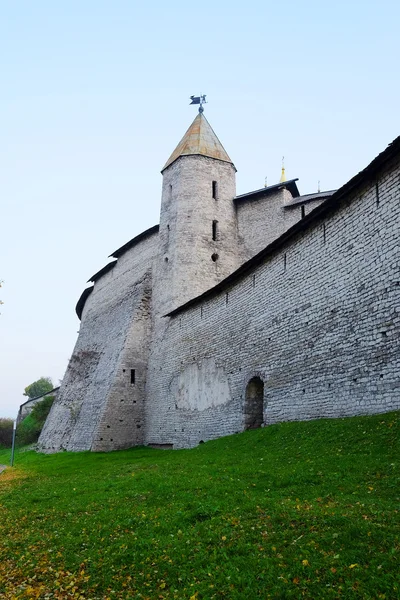 Wall with tower in Pskov Krom — Stock Photo, Image