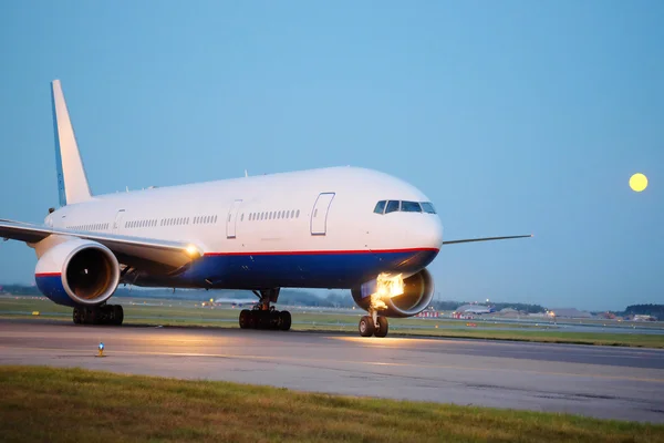 Passagierflugzeug am Flughafen — Stockfoto