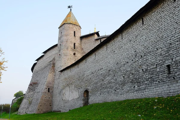 Parede com torre em Pskov Krom — Fotografia de Stock