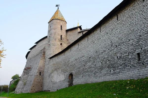 Fal és Pskov Krom-torony — Stock Fotó