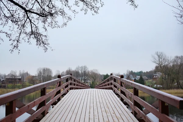 Holzbrücke für Fußgänger — Stockfoto