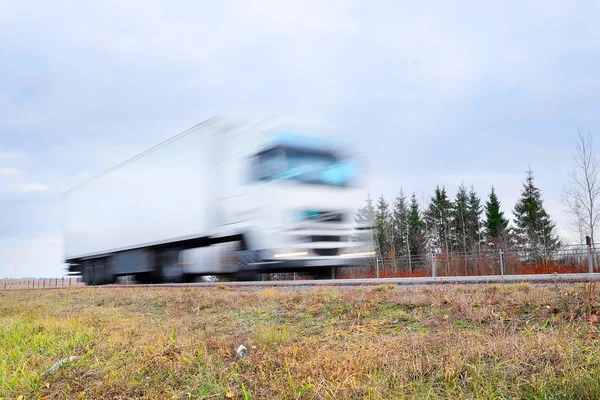 Ciężarówka na autostradzie — Zdjęcie stockowe