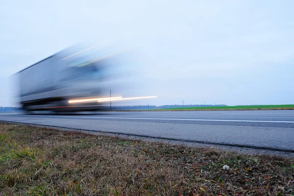 Camión en una carretera —  Fotos de Stock