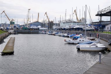 bir yatakta standında Motorlu tekne