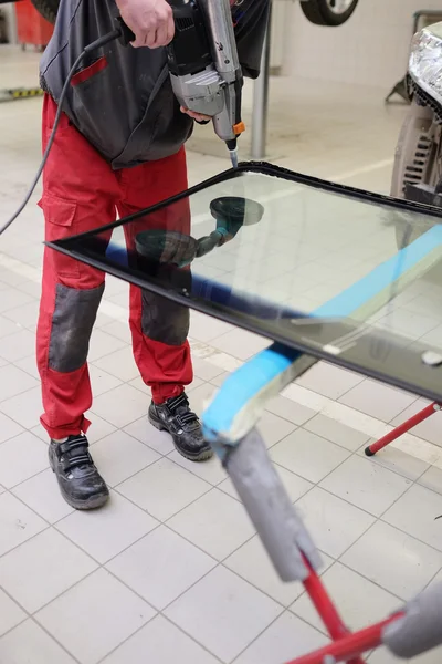 Applying adhesive sealant on windshield — Stock Photo, Image