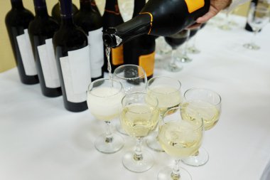 şişe ve şarap gözlük