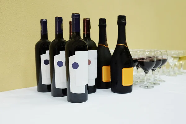 Garrafa e copos de vinho — Fotografia de Stock