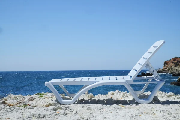 海のビーチで寝椅子 — ストック写真