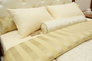 İki yastık ve bolster
